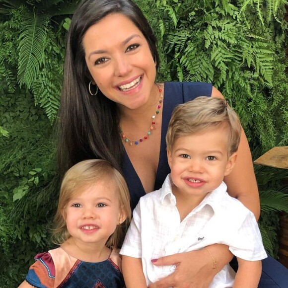 Thais Fersoza posa com os filhos, Melinda e Teodoro