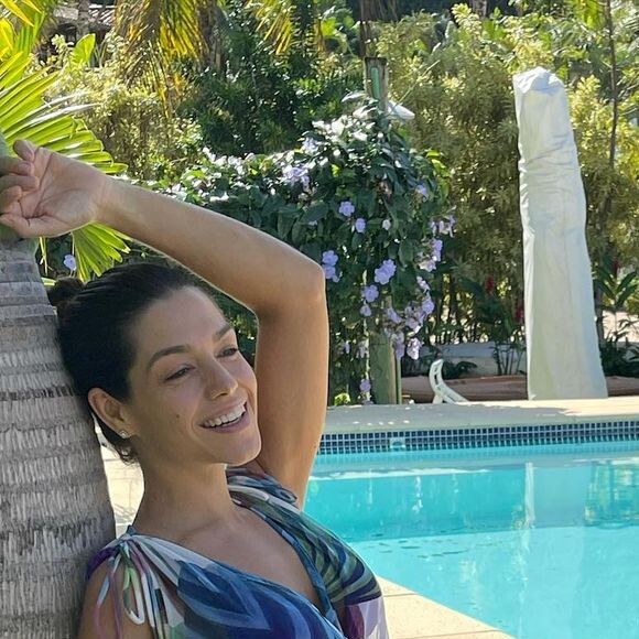 Thais Fersoza posa de vestido à beira da piscina