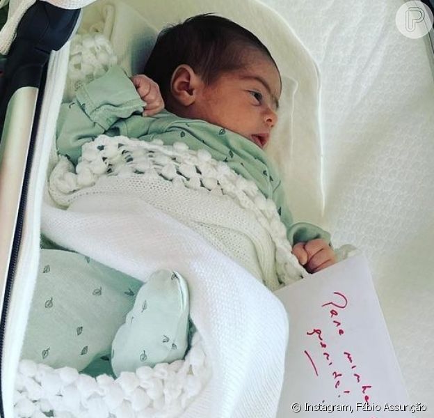 Alana Ayó, filha de Fábio Assunção, em seu primeiro dia das mães, 9 de maio, com apenas 10 dias de vida