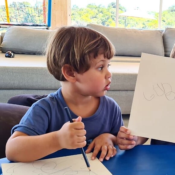 Filhos de Gusttavo Lima impressionam por união e semelhança na aparência: 'Meus quase gêmeos!'