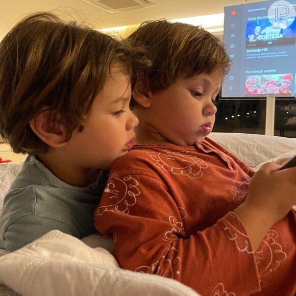 Samuel e Gabriel, filhos de Gusttavo Lima e Andressa Suita, são grudados e mãe brinca: 'Meus quase gêmeos'