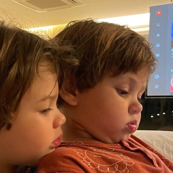 Samuel e Gabriel, filhos de Gusttavo Lima e Andressa Suita, são grudados e mãe brinca: 'Meus quase gêmeos'