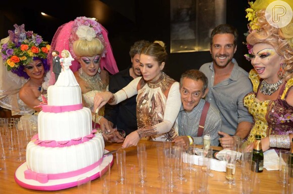 Leticia Spillerse diverte com drag queens em pré-estreia do filme 'O Casamento de Gorete'