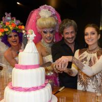 Leticia Spiller se diverte com drag queens em pré-estreia de filme em São Paulo