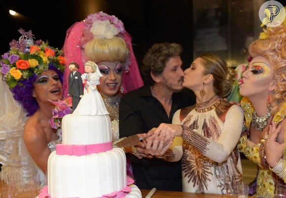 Leticia Spiller beija Paulo Vespúcio em pré-estreia do filme 'O Casamento de Gorete'