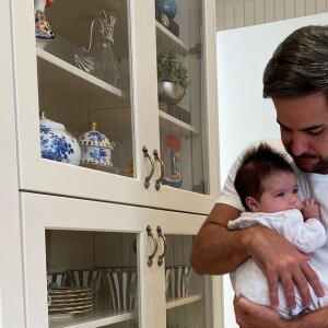 Filha mais nova de Simone com o empresário Kaká Diniz se chama Zaya e já tem quatro meses
