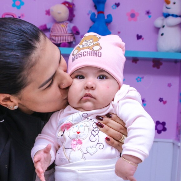 Simone exibe filha mais nova Zaya de touca e semelhança com mais velho Henry rouba a cena