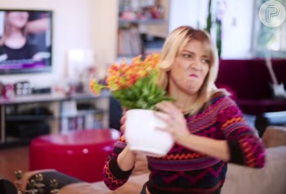 Luiza Possi atira um vaso de flores em Rafinha Bastos