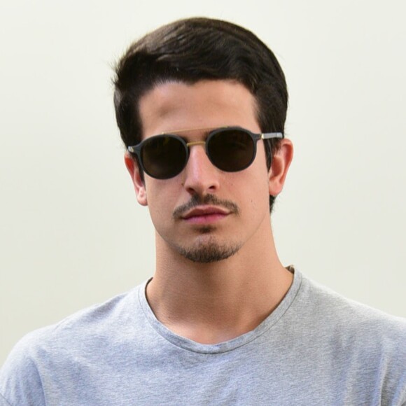 Enzo Celulari já recebe cantadas na web após o fim de seu relacionamento com Bruna Marquezine
