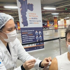 Rodrigo Faro tomou a primeira dose da vacina contra a Covid-19 no mês passado