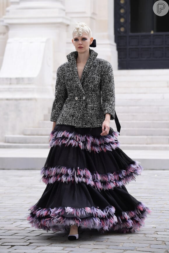 Na semana de alta-costura, Chanel aposta em saias cheias de volume