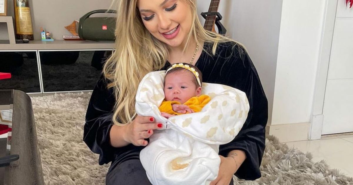 Filha de Virgínia Fonseca ganha look Burberry. Saiba preço! Purepeople Filha de Virgínia Fonseca ganha look Burberry. Saiba preço! Purepeople