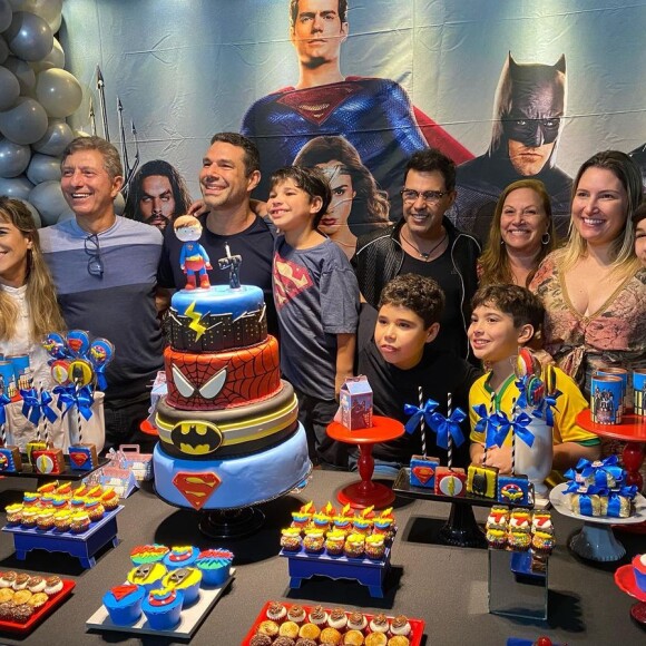 Zezé Di Camargo posa com a família em festa do neto no Espírito Santo