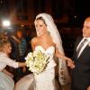 Lethicia Bronstein arruma o vestido de Paola Machado antes da noiva entrar na igreja
