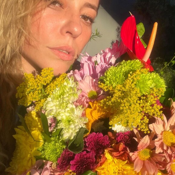 Paolla Oliveira mostrou nas redes sociais que ganhou flores e internautas já apontaram Diogo Nogueira como remetente