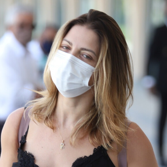 Sheila Mello se encantou pela filha do seu namorado, o ex-tenista João Souza, o Feijão: 'Meu presentão veio com um presentinho mais fofo desse mundo!'