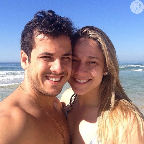 Fernanda Gentil publicou em sua rede social Instagram, uma foto ao lado de seu marido, Matheus Braga, onde os dois aparecem juntos praia. Os dois são casados desde 2013