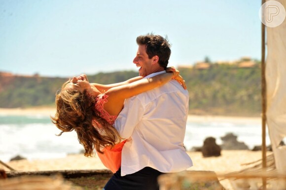 Ester (Grazi Massafera) e Cassiano (Henri Castelli) planejam se casar em 'Flor do Caribe', a nova novela das seis da TV Globo, que estreia em 11 de março de 2013