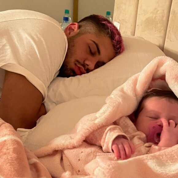 Zé Felipe também costuma mostrar a pequena dormindo