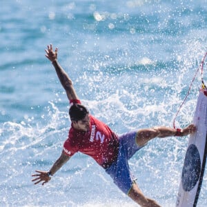 Gabriel Medina perde para japonês em disputa do surfe nas Olimpíadas e web aponta injustiça