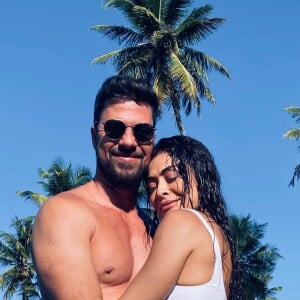Juliana Paes posa de biquíni abraçada com o marido, Carlos Eduardo Baptista