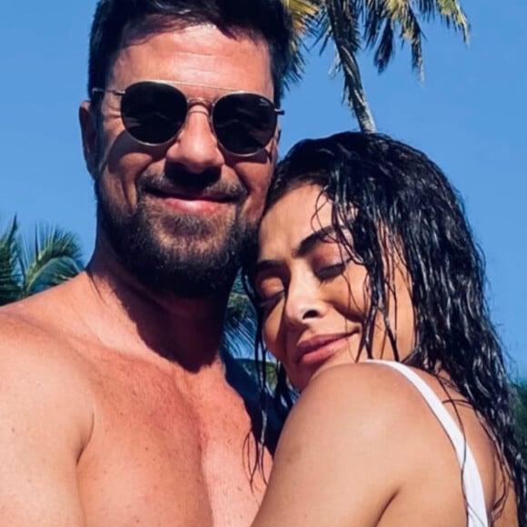 Juliana Paes exibe bumbum em foto de biquíni com o marido, Carlos Eduardo Baptista
