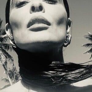 Juliana Paes aparece em biquíni branco e abraçada com o marido: 'Saudades'