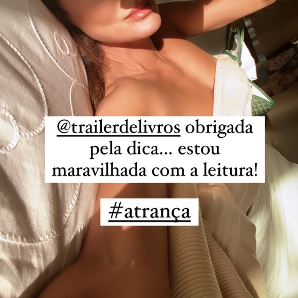 Juliana Paes exibe corpo em foto de biquíni com cabelo cacheado e web exalta: 'Linda'