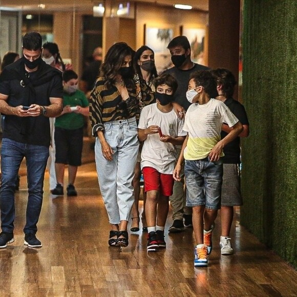 Juliana Paes, de 42 anos, posa com marido Carlos Eduardo Baptista em ensaio de biquíni