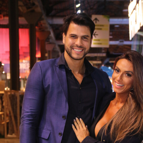 Nicole Bahls recebe apoio de famosas após traição de Marcelo Bimbi