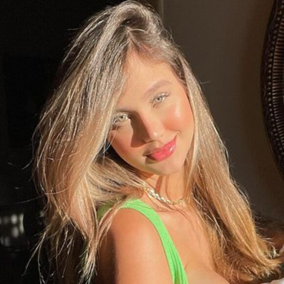 Biah Rodrigues compartilha foto amamentando com barriga de grávida de fora: 'Amor incondicional'