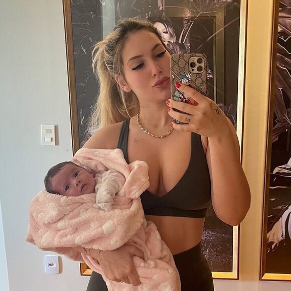 Virgínia recebeu críticas por mostrar barriga sarada apenas dois meses após nascimento da filha
