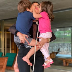 Adriana Sant'anna com os dois filhos