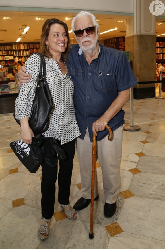 Manoel Carlos posou ao lado da atriz Viviane Pasmanter, que protagoniza o filme "Quase um tango..."