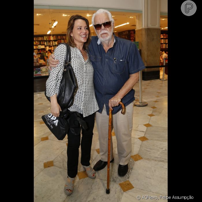 Manoel Carlos posou ao lado da atriz Viviane Pasmanter, que protagoniza o filme &quot;Quase um tango...&quot;