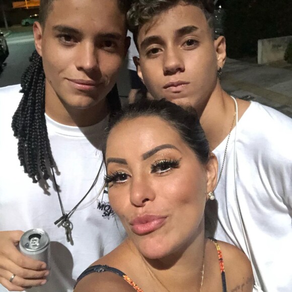 Walkyria Santos com o filho Lucas em foto do réveillon 2020-2021