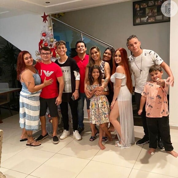 Walkyria Santos em foto de família de 2020 com os filhos, entre eles Lucas