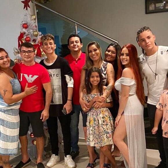 Walkyria Santos em foto de família de 2020 com os filhos, entre eles Lucas