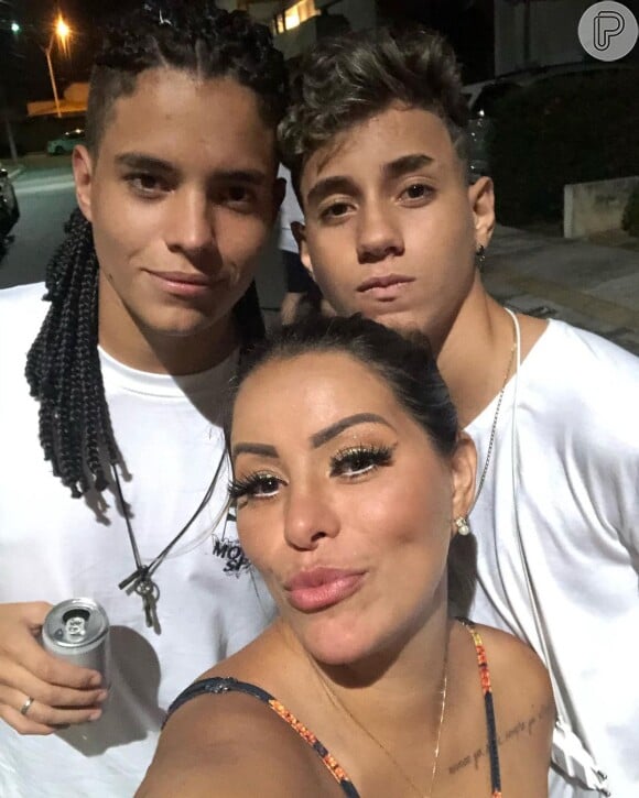 Walkyria Santos com o filho Lucas no réveillon 2020-2021