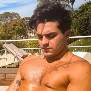 De sunga, Luan Santana exibiu o corpo sarado em foto e abalou fãs: 'Fiquei com calor'