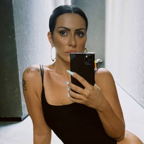 Cleo arranca elogios na web ao aparecer em ensaio na beira da piscina de maiô azul e mangueira combinando