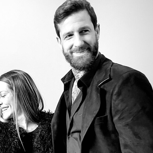 Cleo e Leandro D'Lucca casaram de preto, no civil, em cartório de Minas Gerais