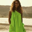 Débora Nascimento antecipa trends do verão: cores vibrantes e brasilidade