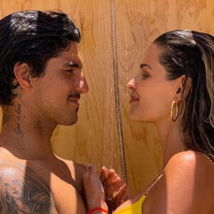 Yasmin Brunet e Gabriel Medina surgem em clima de romance embaixo do chuveiro