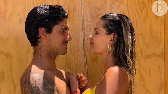 Yasmin Brunet e Gabriel Medina surgem em clima de romance embaixo do chuveiro