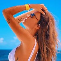 Thaila Ayala exibe barriga de grávida na praia: 'Botando a barriga no sol'. Veja!