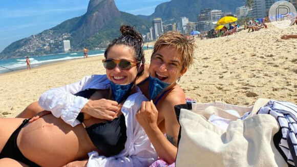 Nanda Costa e Lan Lanh, que esperam gêmeas, também exibiram a barriga na praia recentemente