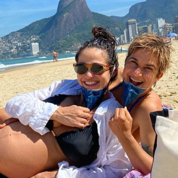 Nanda Costa e Lan Lanh, que esperam gêmeas, também exibiram a barriga na praia recentemente