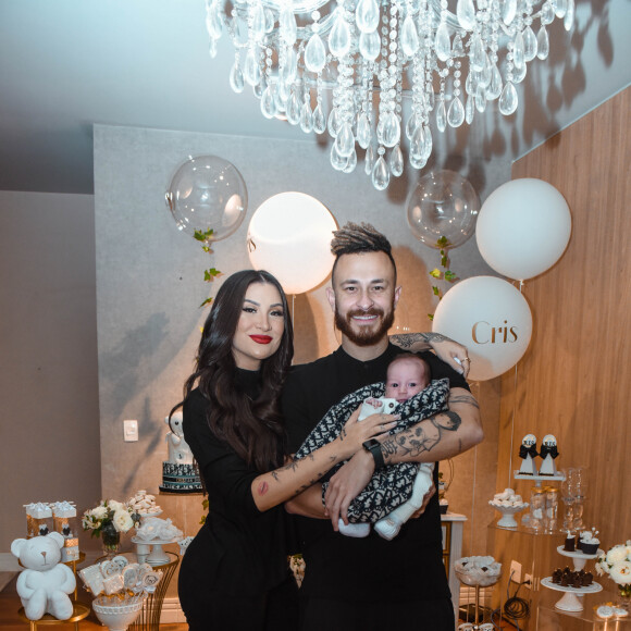 Bianca Andrade e Fred posaram com filho, Cris, de 1 mês