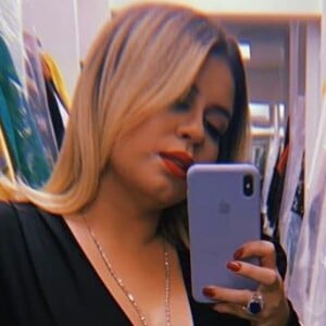 Marília Mendonça escolheu look com decote em viagem com Murilo Huff, em 21 de agosto de 2021